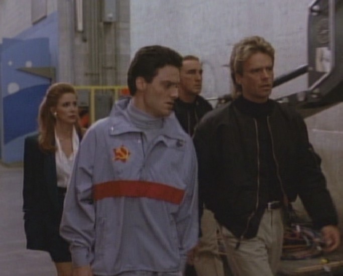 Angus MacGyver Trucs et Astuces - 6x12 Amour de Jeunesse - <!�32m59 -->  Ellen, Nikolay, Reese, et MacGyver